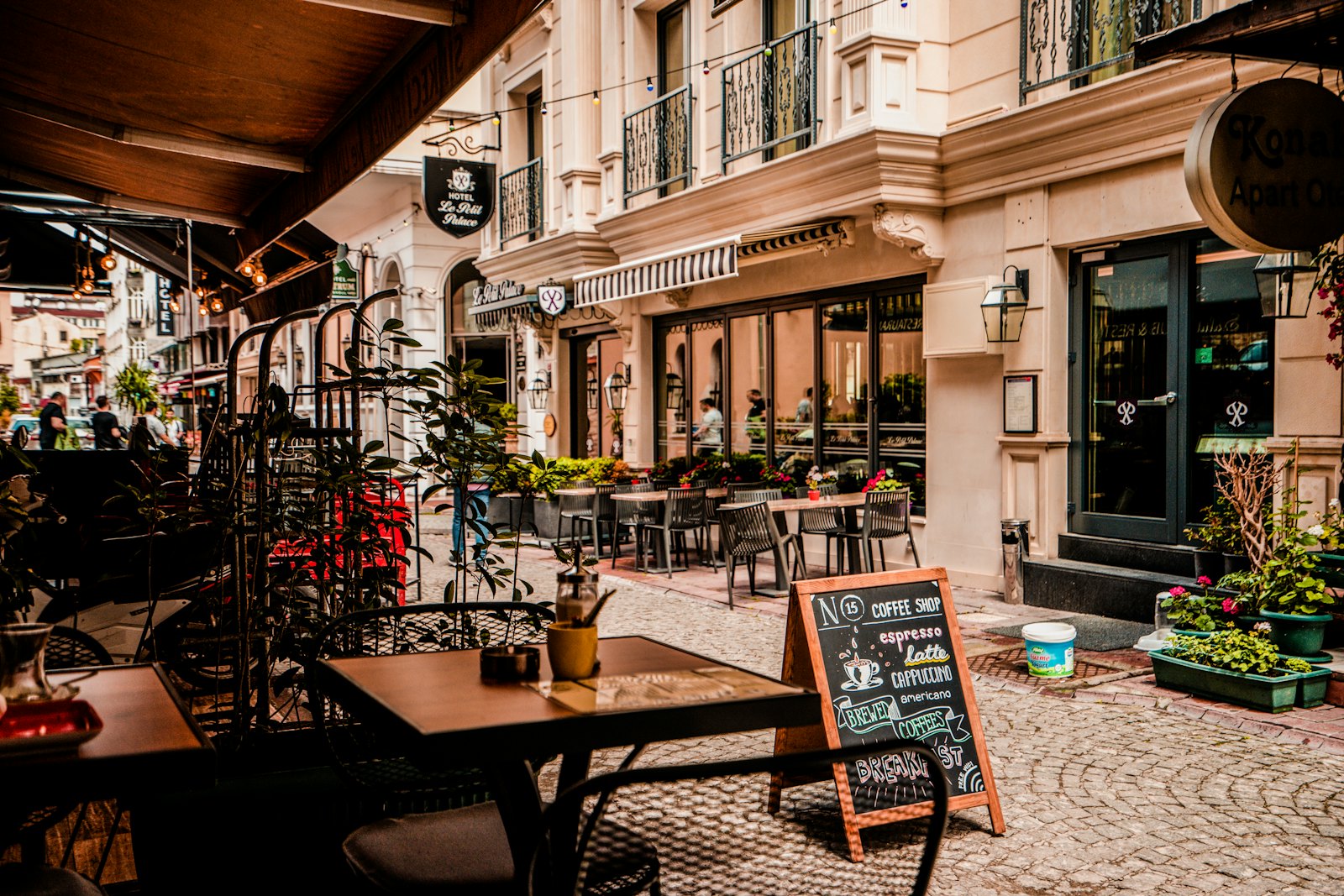 The street frontage of Orlo with footpath tables